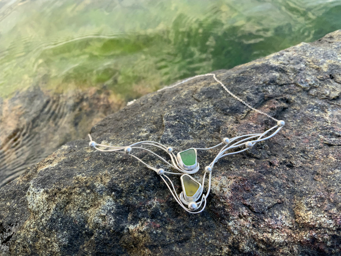 Käsintehty merileväaiheinen kaulakoru Flowy Seagrass