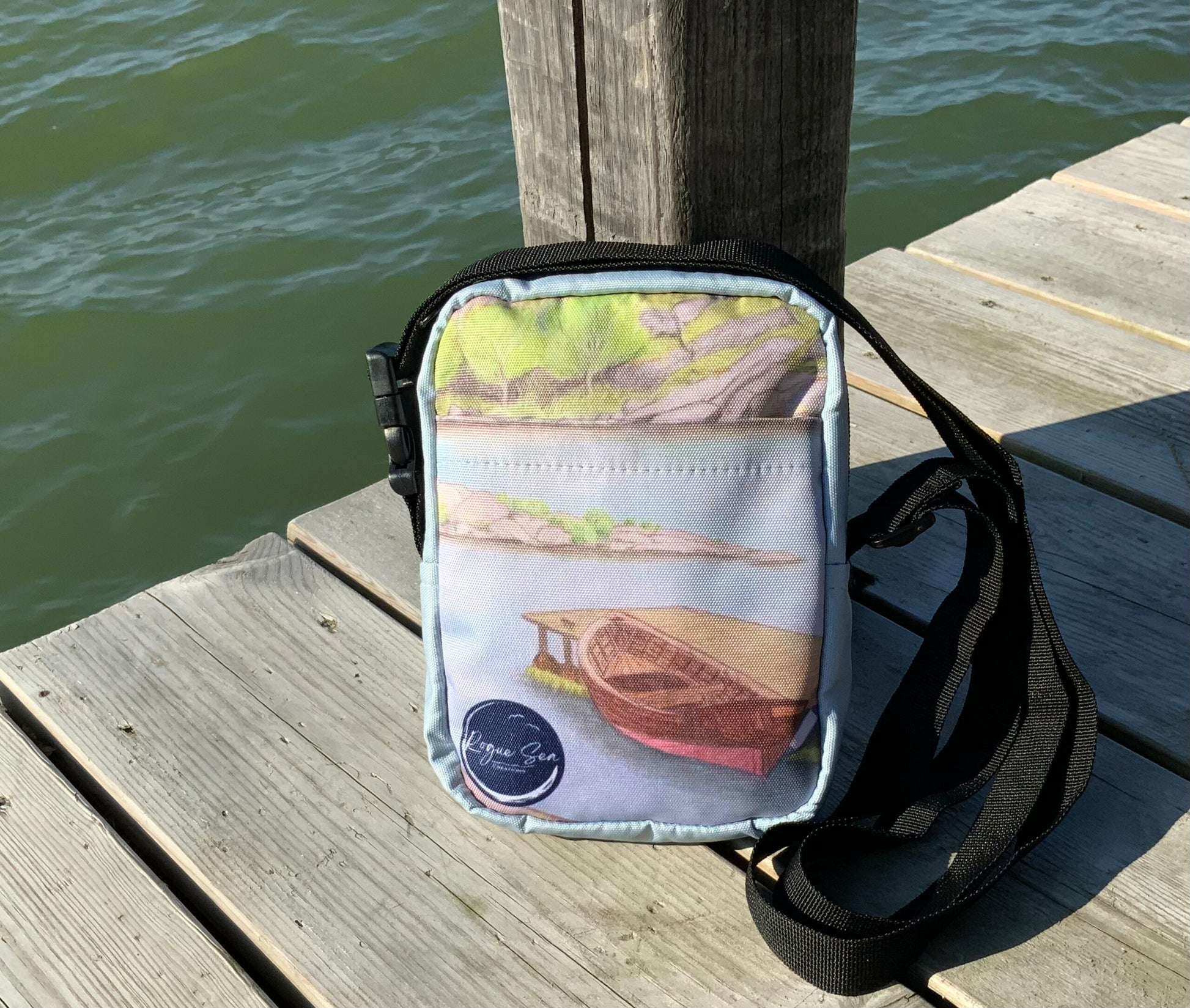 Vanha puuvene laiturissa laukku