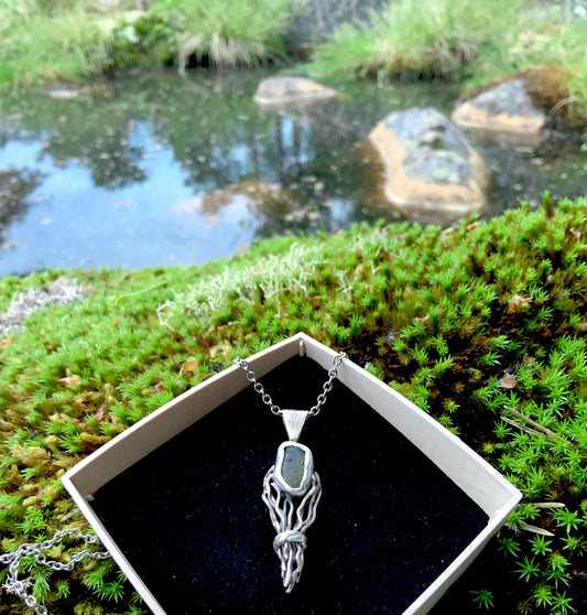 Kansantarusto riipus Vetehinen lammella