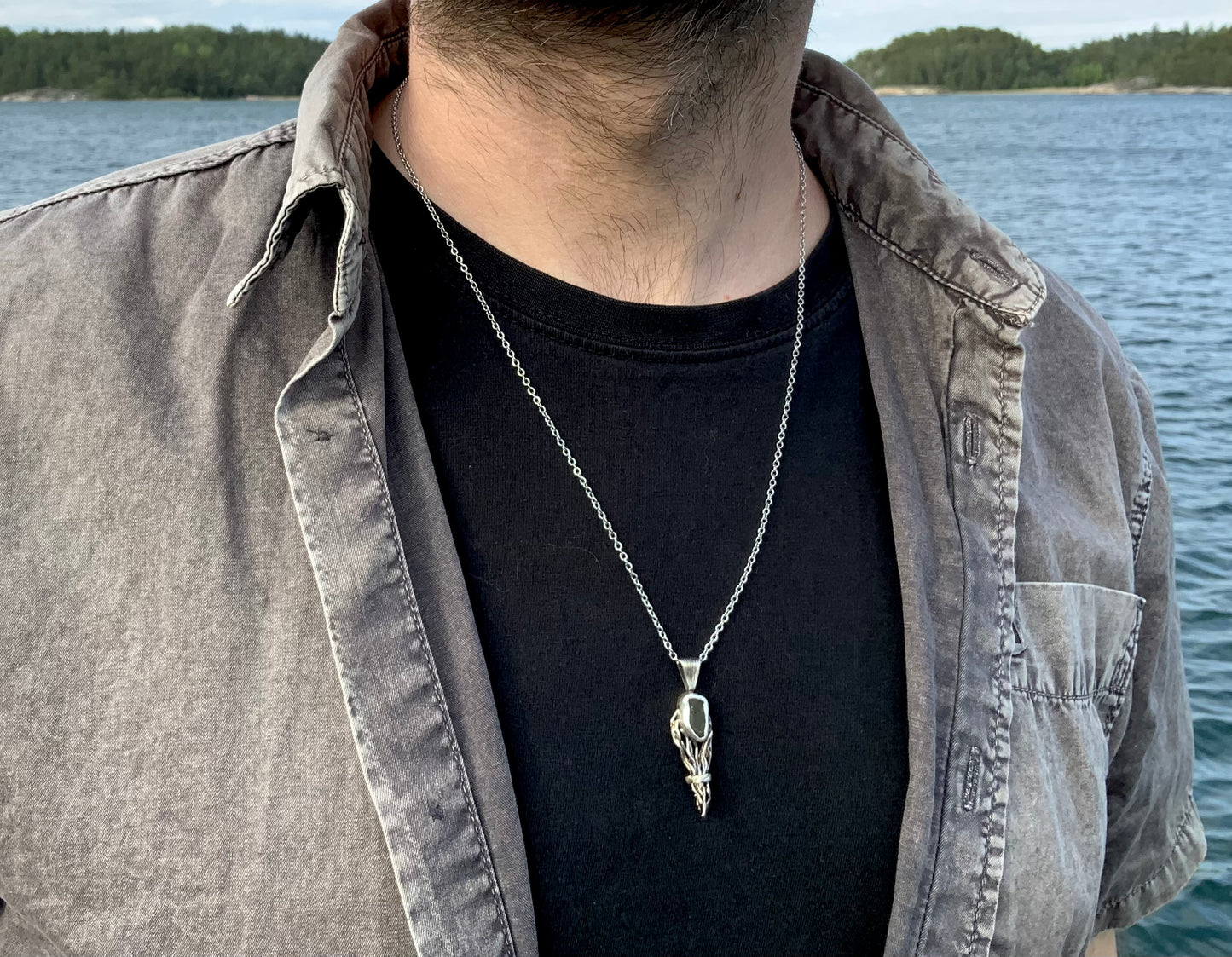 Vetehinen koru riipus kaulassa