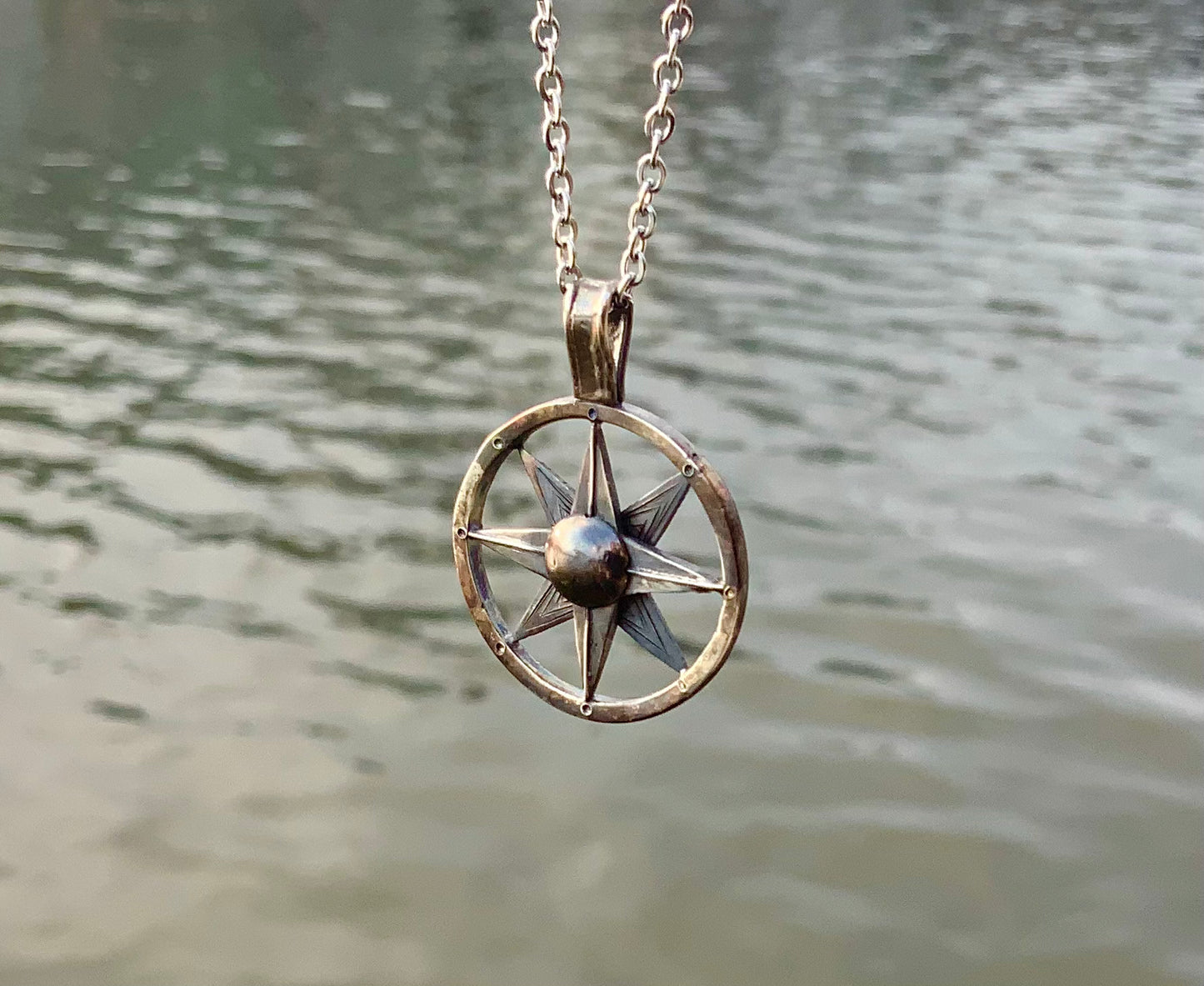Uniikki käsin taottu kompassikoru