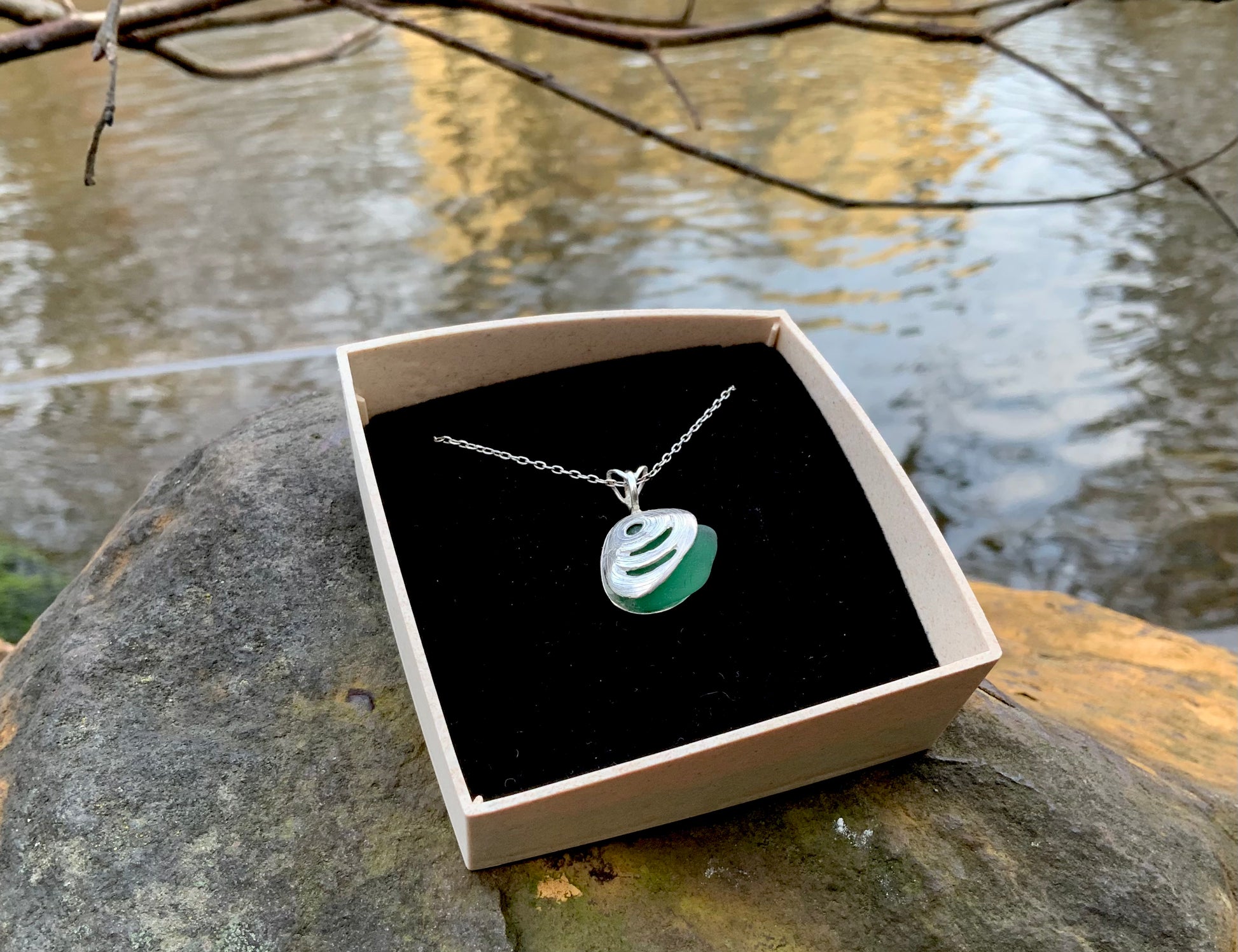 Käsin taottu simpukkakoru