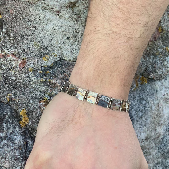 Käsintehty Hopeinen ja kultainen Rogue Sea -rannekoru mallilla