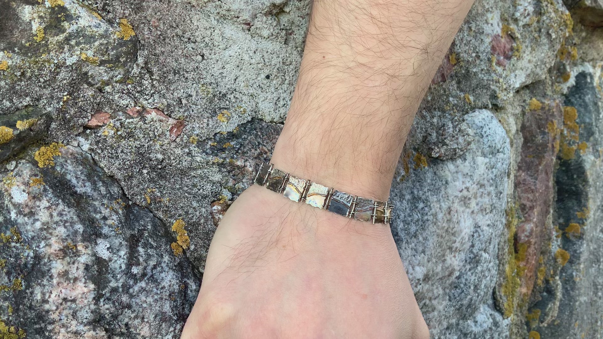 Käsintehty Hopeinen ja kultainen Rogue Sea -rannekoru mallilla